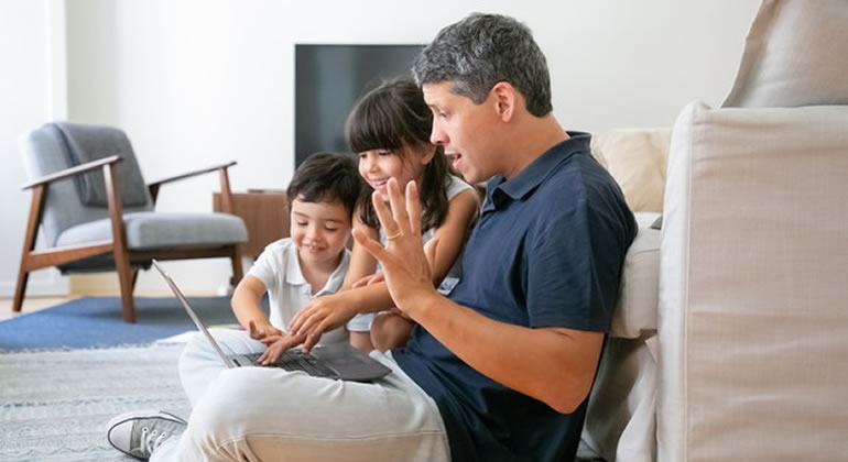 Pai e filhos com notebook