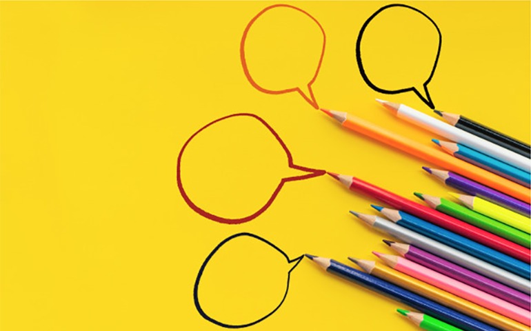 Vários lápis de cor desenhando balões de diálogo