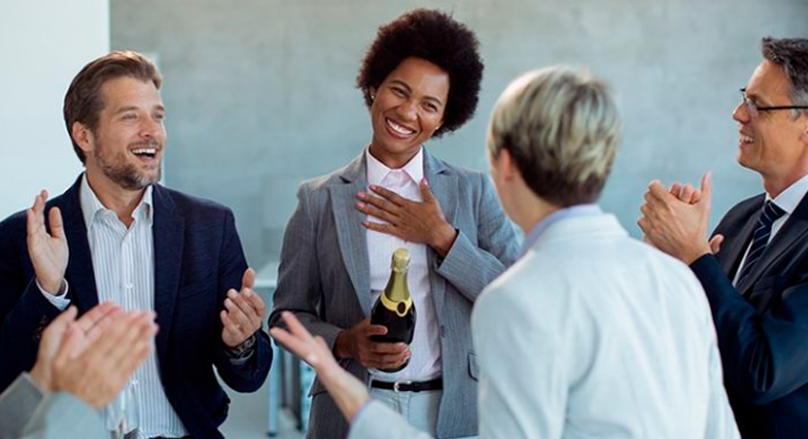 Pessoas comemorando em ambiente corporativo